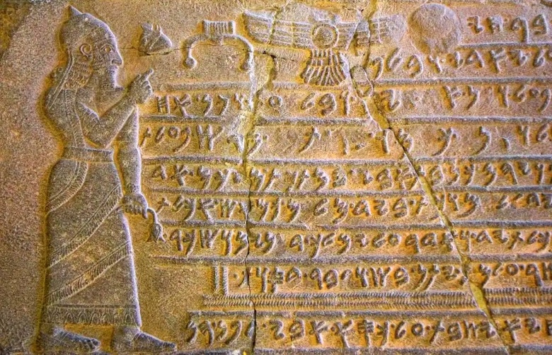 Древнейшая известная надпись финикийским алфавитом (саркофаг из города Библ, XI в. до н. э.) в Национальном музее Ливана (Бейрут)