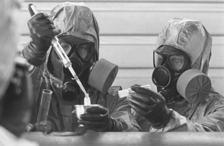 Уничтожение химического боеприпаса на советском военном объекте Шиханы, 1987. Фото: Юрий Набатов и Альберт Пушкарев / ТАСС