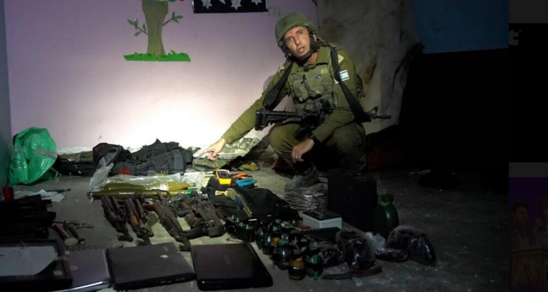 Представитель израильской армии Даниэль Хагари в подвалах детской больницы