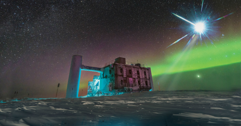 Наземная часть нейтринного телескопа IceCube  на Южном полюсе. Под этим зданием в многокилометровую толщу льда погружены сотни детекторов, улавливающих нейтрино. Фото: Icecube / NSF