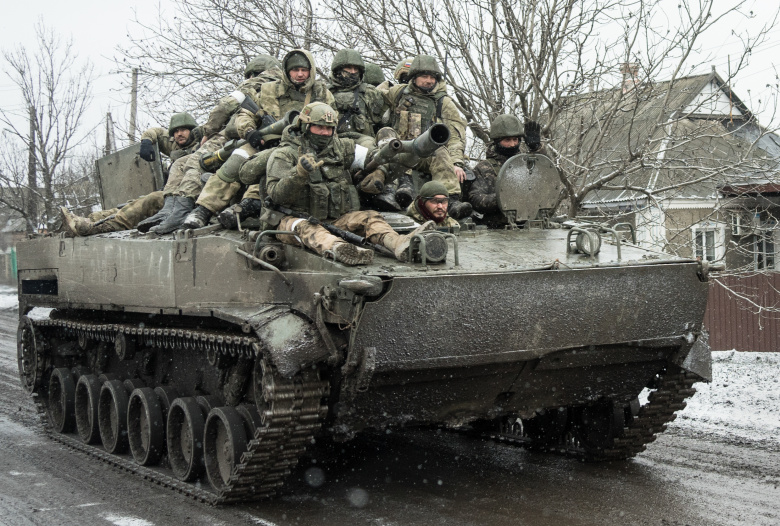 Военнослужащие ВС РФ на БМП возвращаются со штурма Марьинки, из прифронтовой зоны Донецка
