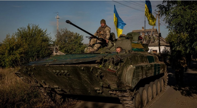 Украинские военные на трофейной технике