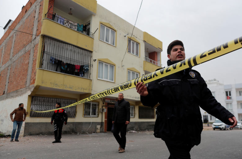 Турецкий полицейский в городе Килис, который подвергся ракетному обстрелу с сирийской стороны. Фото: Osman Orsal / Reuters