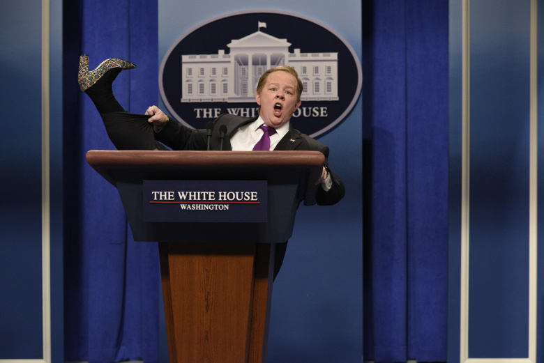 Мелисса Маккарти пародирует пресс-секретаря Шона Спайсера. Фото: NBC / Getty Images