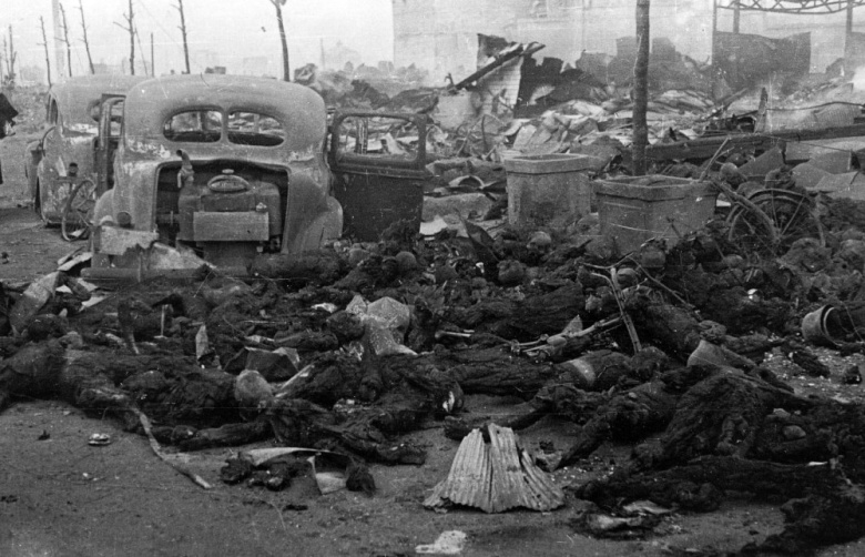 Улицы Токио после налета американских «летающих крепостей» 9-10 марта 1945 года. Операция «Молитвенный дом», в ходе которой под «обычными» (не атомными) погибло около 100 000 жителей японской столицы, до сих пор остается самой  смертоносной и разрушительной бомбардировкой в истории.