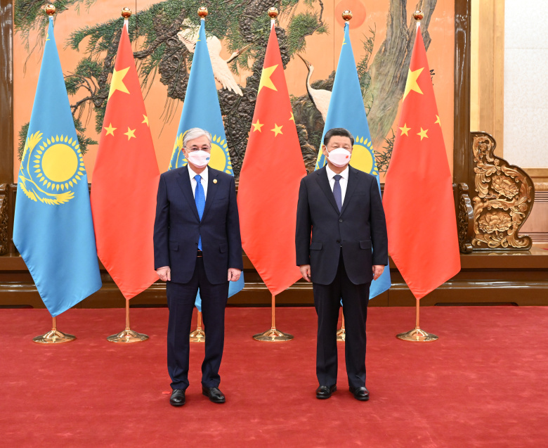 Президент Казахстана Касым-Жомарт Токаев на встрече с председателем КНР Си Цзиньпином в Доме народных собраний в Пекине, 5 февраля 2022 года
