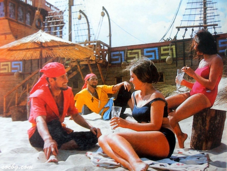 Рекламная открытка ресторана "Фрегат", Солнечный Берег, Болгария, 1966. Легендарный деревянный ресторан в форме пиратского корабля, популярный у организованных туристических групп в советское время, сгорел дотла в 2013 г.
