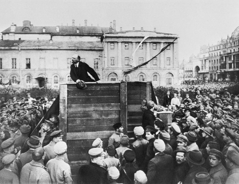 В.И. Ленин на Театральной площади перед войсками, идущими на фронт, 1920. Фото: ТАСС