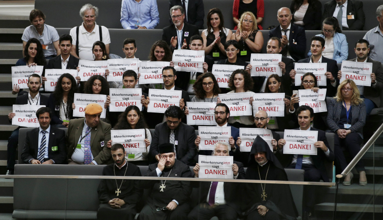Члены армянской общины в Германии с плакатами «Спасибо» во время заседания Бундестага.