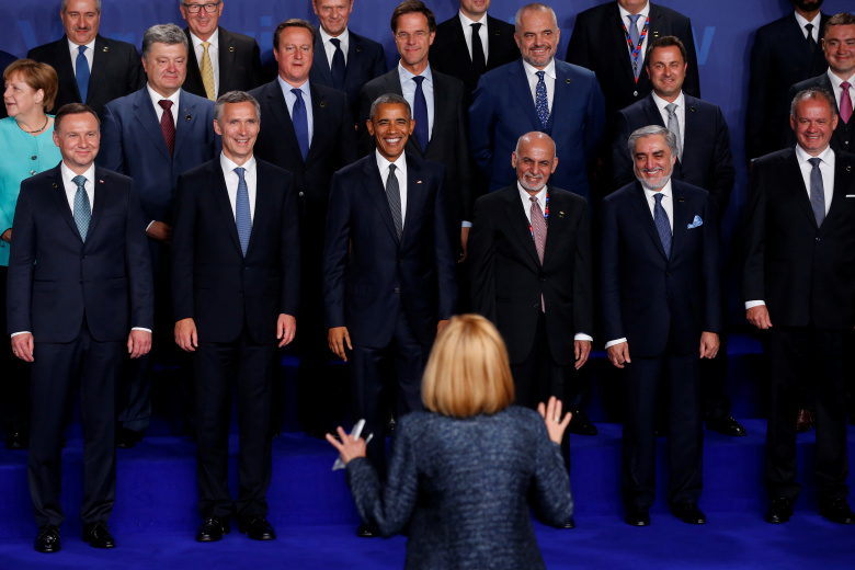 Групповое фото перед саммитом НАТО в Варшаве.
