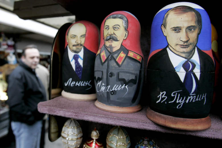 Матрешки с изображениями Ленина, Сталина и Путина.
