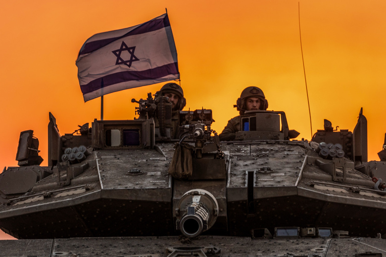Израильские солдаты на танке недалеко от границы с Газой. Сдерот, Израиль, 12 октября 2023 года