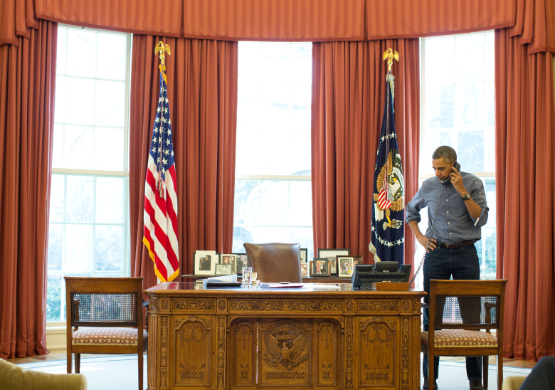 Барак Обама в Овальном кабинете.