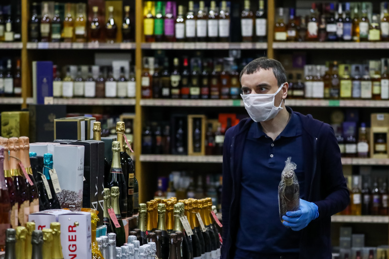 Алкогольный магазин. Фото: Антон Новодережкин / ТАСС