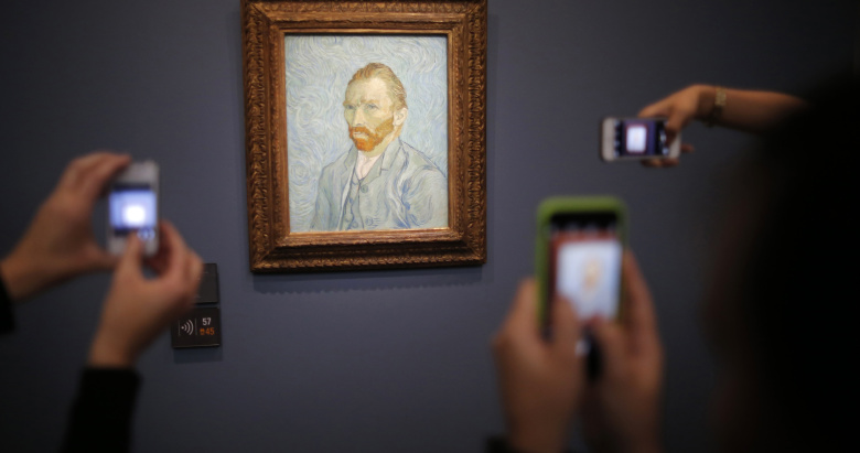 Посетители музея д'Орсе фотографируют картину Ван Гога.