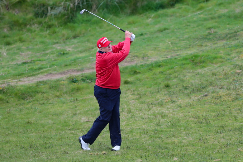 Дональд Трамп играет в гольф на поле Trump International Golf Links в Дунбеге, Ирландия, 4 мая 2023 года