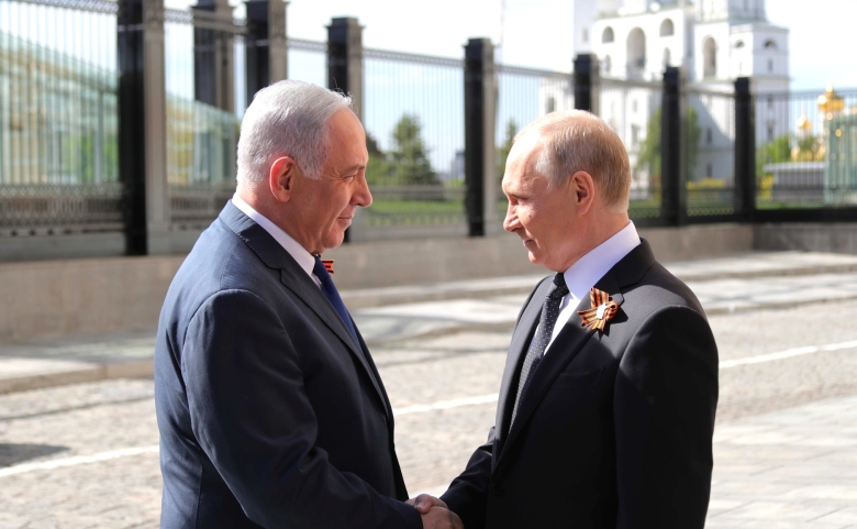 Биньямин Нетаньяху и Владимир Путин во время парада 9 мая 2018 года в Москве. Фото: kremlin.ru