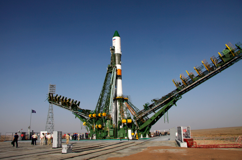 Ракета-носитель "Союз-У" с космическим грузовым кораблем "Прогресс М-27М" перед запуском со стартового комплекса космодрома "Байконур".