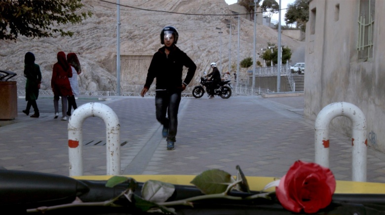 Кадр из фильма иранского режиссера Джафара Панахи "Такси" (2015), снятого на автомобильный видеорегистратор