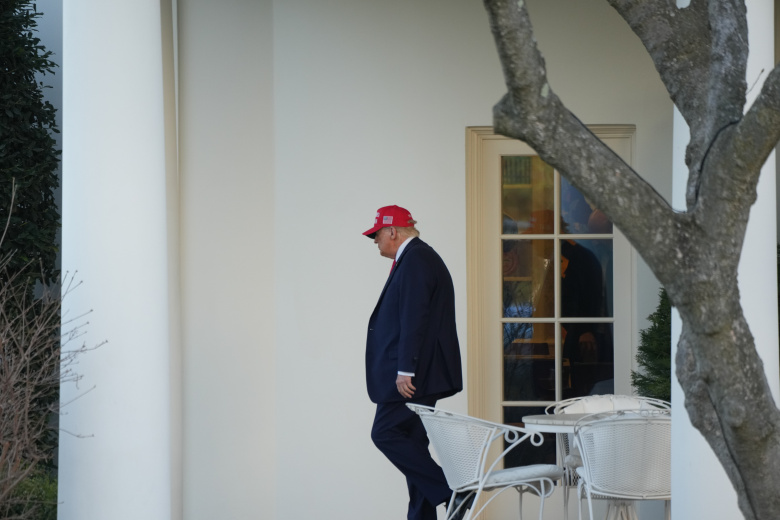 Вашингтон, 28 февраля 2025 года. Президент США Дональд Трамп покидает Белый дом после встречи с президентом Украины Владимиром Зеленским