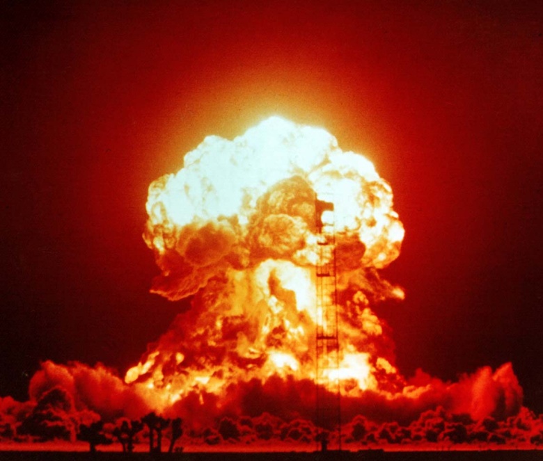 Взрыв однофазной ядерной бомбы мощностью 23 кт. Полигон в Неваде (1953 год). Фото: Wikipedia