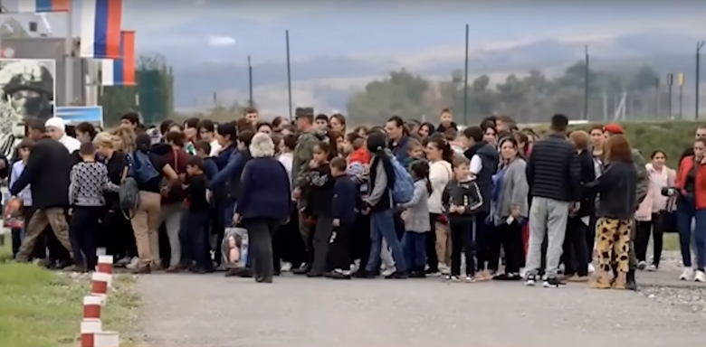 Беженцы из Нагорного Карабаха на базе российского миротворческого контингента (РМК) в Ходжалы