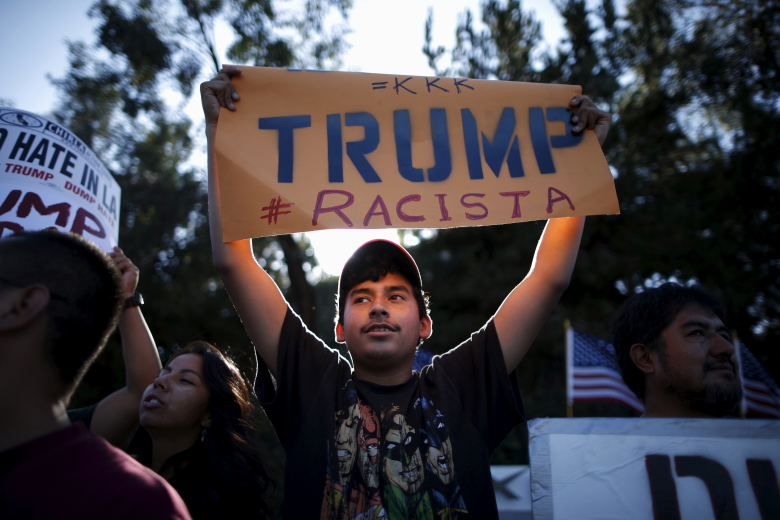 Акция протеста у гостиницы Luxe в Лос-Анджелесе перед выступлением Дональда Трампа.