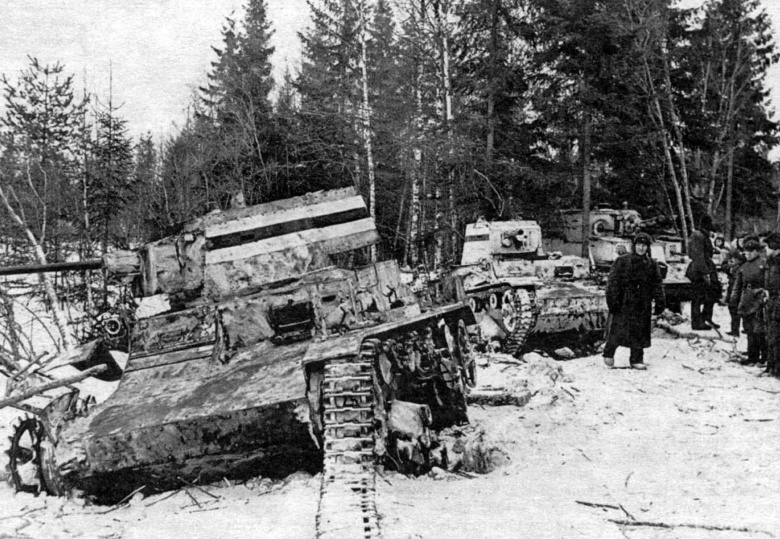 Подбитые финские танки «Виккерс» после неудачной контратаки.