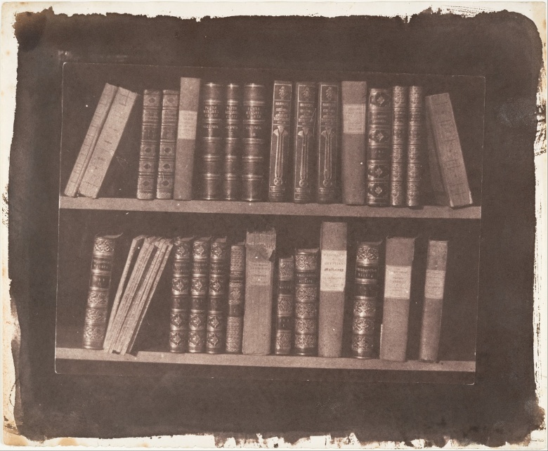 Уильям Генри Фокс Тальбот. Сцена в библиотеке. Между 1 августа 1835 г. и 2 января 1845 г. Калотипия, бумага; соляная печать с бумажного негатива