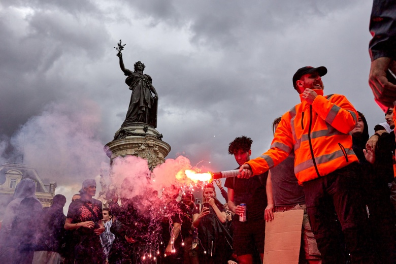 Люди на демонстрации  в Париже, Франция, 10 сентября 2025 года.