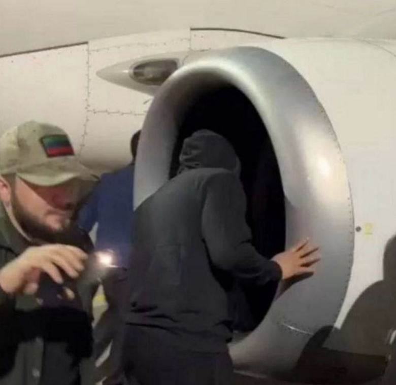 Участники еврейского погрома в аэропорту Махачкалы ищут израильских беженцев в турбине самолета