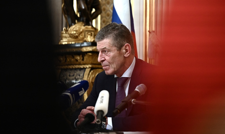 Заместитель главы администрации Кремля Дмитрий Козак проводит пресс-конференцию в резиденции посла России в Париже 26 января 2022 года