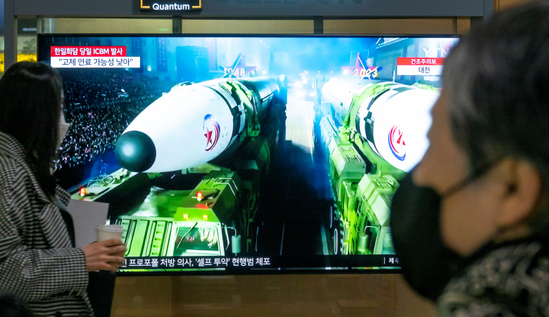 Жители Южной Кореи смотрят на северокорейские ракеты на экране железнодорожного вокзала Сеула