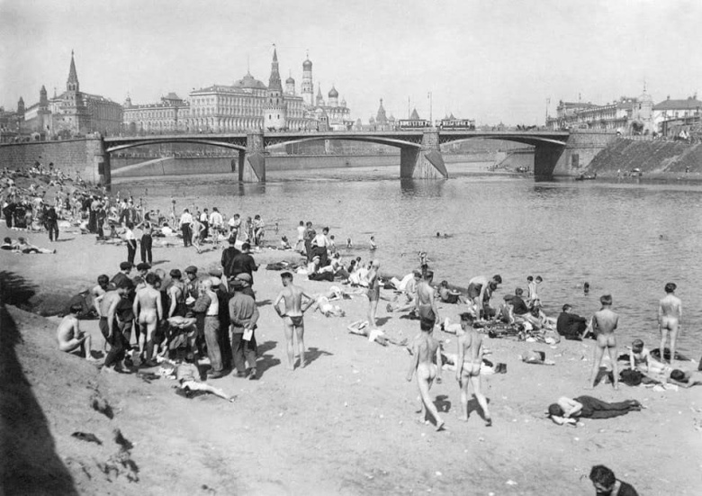 1920-е. Нудистский пляж на Москва-реке.