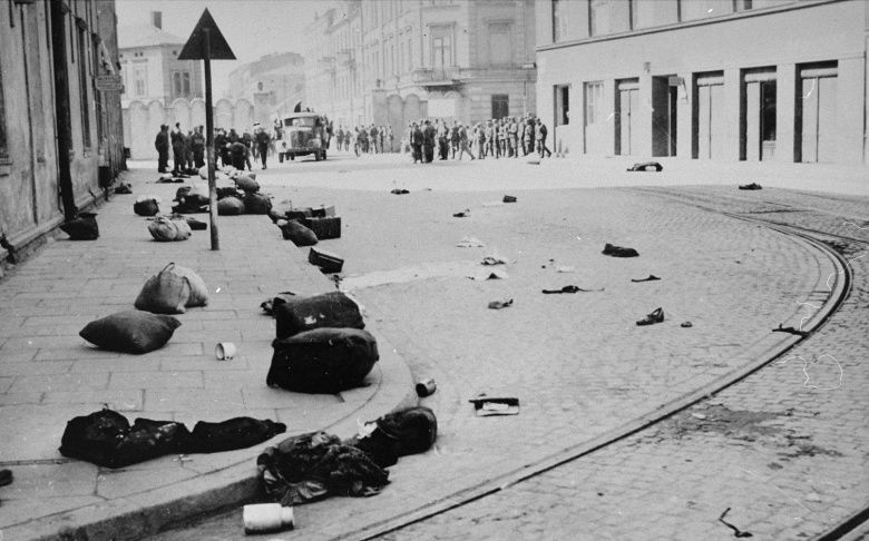 Узлы и мешки с личными вещами на улицах Краковского гетто после отправки оставшихся обитателей гетто в Освенцим, март 1943. Вещи было приказано бросить: они больше не понадобятся