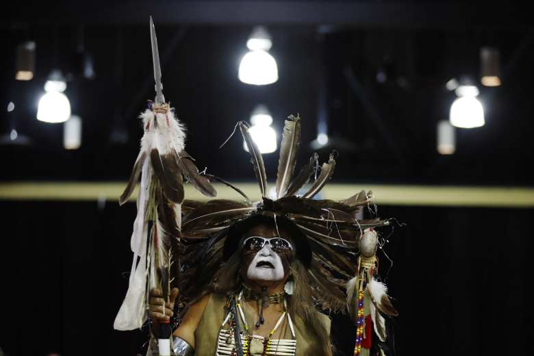 Коренная американская танцовщица  в казино Prairie Knights в резервации Standing Rock Indian, Северная Дакота, США.  Lucas Jackson / Reuters
