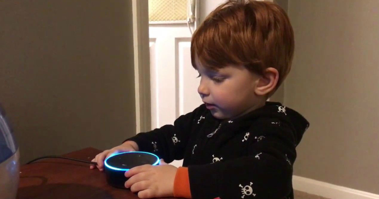 Ребенок играет с Alexa. Фото: youtube.com