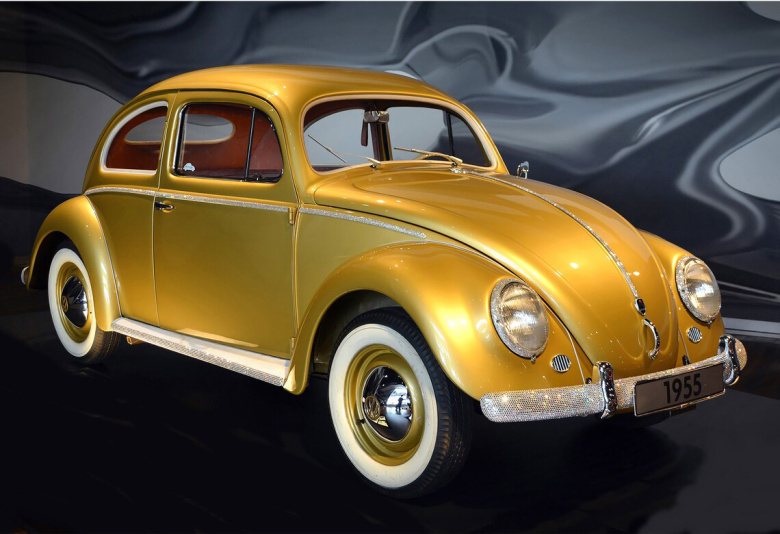 Милионный «фольксваген-жук», выкрашенный в роскошный золотой цвет, сошел с конвейера всего через десять лет после полного разгрома Германии во Второй мировой.