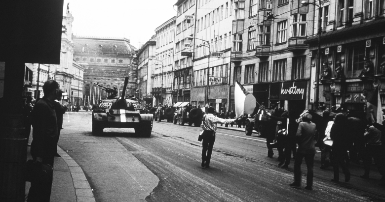 Пражская весна в Чехословакии. Советские танки на улицах Праги. События в Праге в 1968 году.