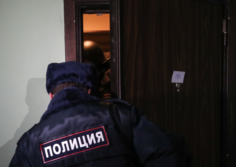 Сотрудник полиции заходит в квартиру Алексея Навального на Люблинской улице. Фото: Валерий Шарифулин/ТАСС