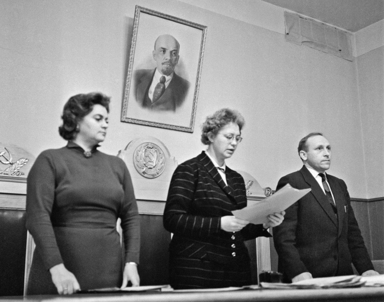 Судья и народные заседатели во время оглашения приговора, Москва, 1964 год. Фото: Лев Портер / ТАСС