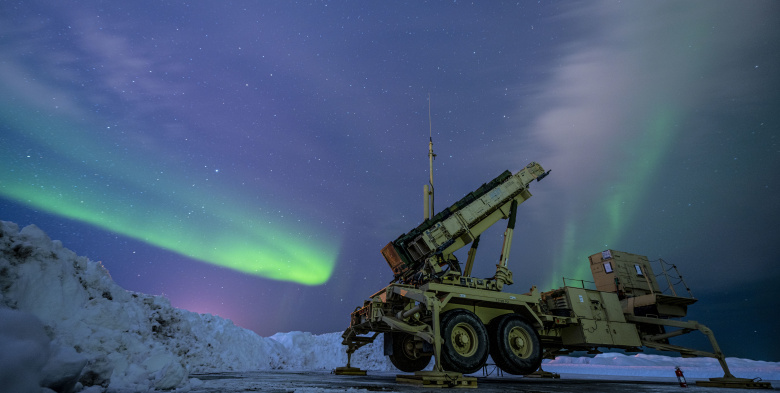 Северное сияние за пусковой установкой Patriot M903 на базе ВВС Эйлсон, Аляска, 5 марта 2022 года