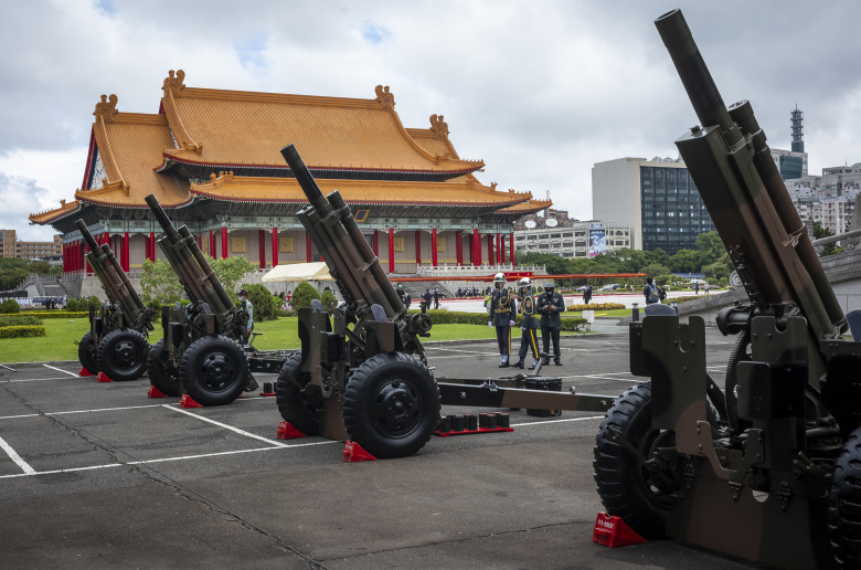 Арттиллерийские орудия в аэропорту Тайбэя