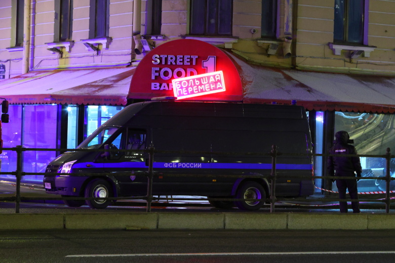 Машина ФСБ перед кафе «Street Food Bar №1» на Университетской набережной, Санкт-Петербург