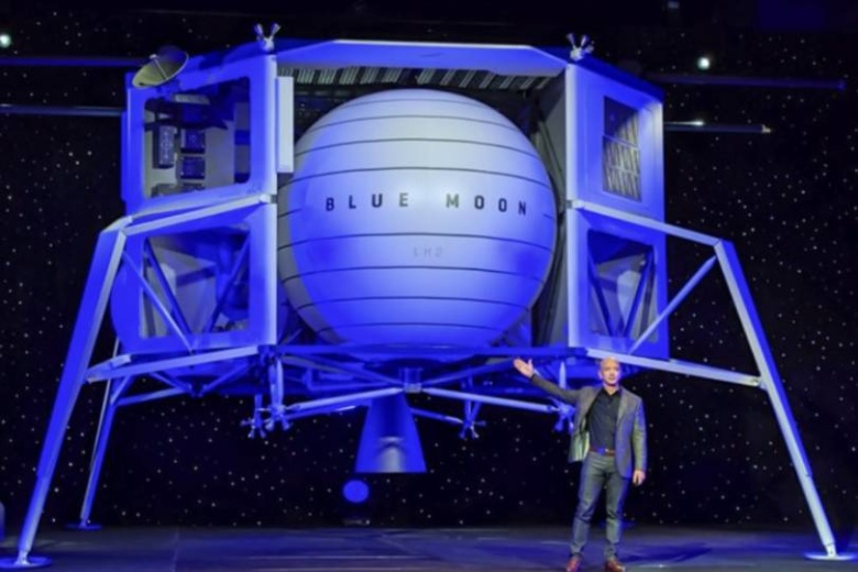 Джефф Безос показывает прототип аппарата для доставки грузов на Луну Blue Moon. Фото: Dave Mosher.