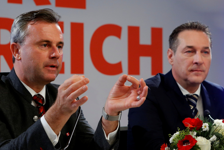 Член Австрийской партии свободы Норберт Хофер и лидер партии Хайнц-Кристиан Штрахе. Фото: Heinz-Peter Bader / Reuters