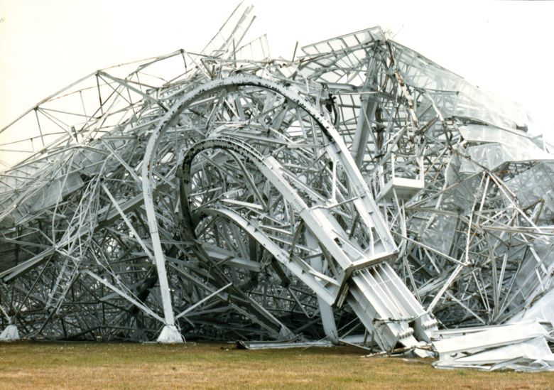 Обломки 100-метрового радиотелескопа Green Bank, рухнувшего в ночь на 15 ноября 1988  г.