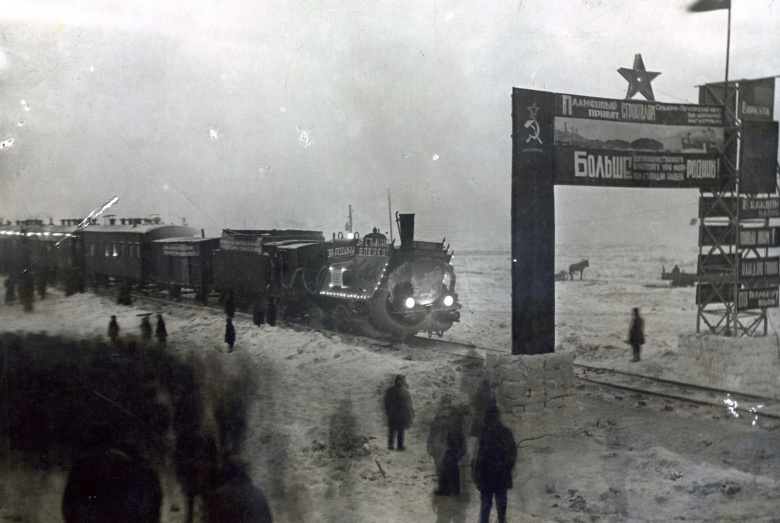 Прибытие первого поезда в Воркуту, 28 декабря 1941. Фото начальника строительства железной дороги  Воркутлага Якова Фомина