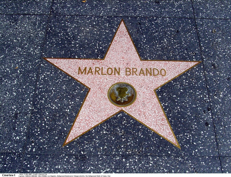 Памятный знак в честь Брандо на Голливудском бульваре в Лос-Анжелесе