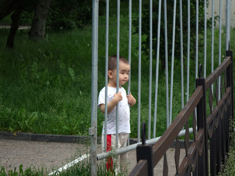 Ребенок из семьи трудовых мигрантов в московском сквере, июнь 2020 года